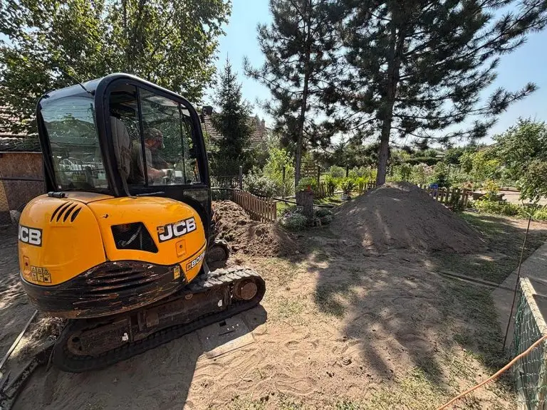 JCB munkagép földmunkát végez